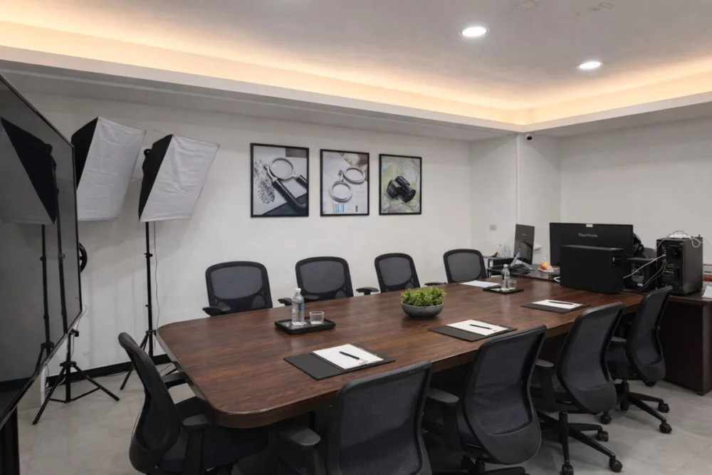 圖／典範徵信有限公司會議室環境一隅，採用簡潔專業的空間設計。（典範徵信有限公司提供）