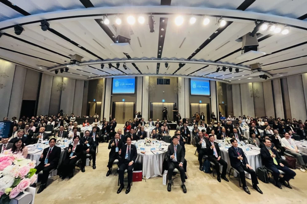 圖／教育部長鄭英耀部長肯定遠見創辦人高希均和副社長李建興十多年來對台灣大學推動USR的努力，更讚許國內大學在有限資源下，仍能將社會責任與校務治理緊密連結，為台灣永續發展提供重要解方。（東海大學提供）