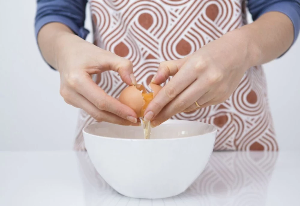 示意圖／傳統後廚仰賴人工進行洗蛋、打蛋與蛋黃蛋白分離，這段繁瑣的前置作業隱藏著極大的交叉污染風險，易引發沙門氏菌等嚴重的食安危機。（擷取自免費圖庫freepik）