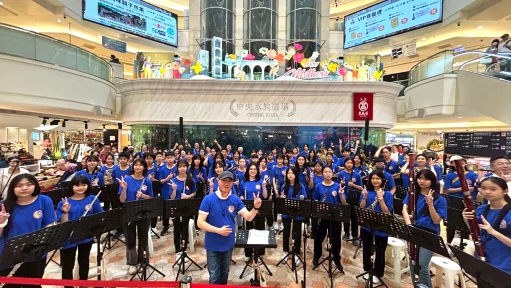圖／大葉高島屋攜手在地學校於每週日帶來音樂演出，向媽媽獻上最真摯的祝福。4月19日由石牌國中管樂團揭開序幕。（大葉高島屋提供）