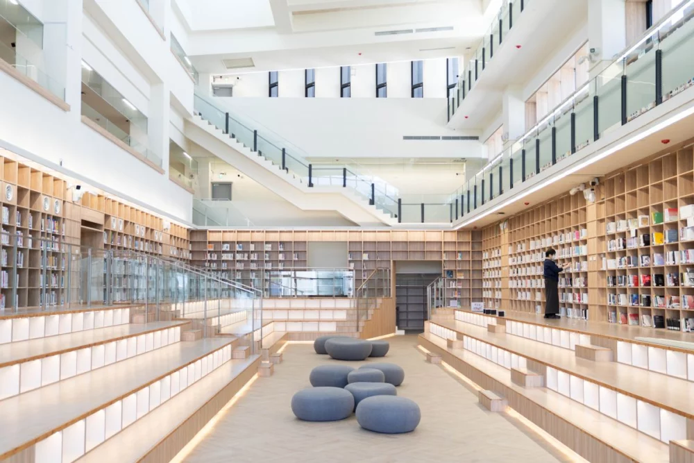 圖／館內採全齡共享設計，大面書牆與階梯式閱讀空間，提供民眾舒適多元的閱讀與學習環境。（臺東縣政府提供）