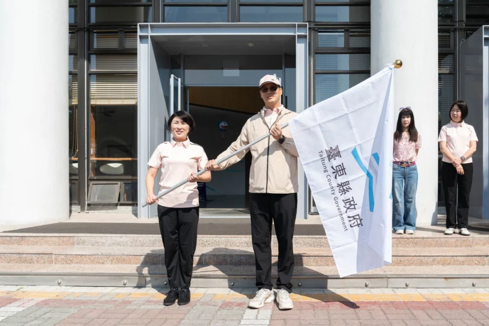 圖／饒慶鈴縣長於縣府前親自授旗，代表臺東縣將榮耀交付代表隊，期勉選手穩健出征全力爭取佳績。（臺東縣政府提供）