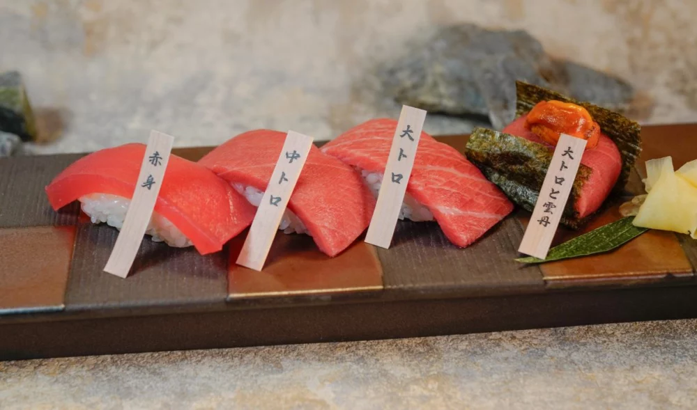 圖/鮪魚季單點品項《本鮪壽司盛合》以赤身、中腹、大腹等部位呈現不同油脂層次,搭配海膽更凸顯本鮪濃郁甘美的風味表現。(頑味餐飲提供)