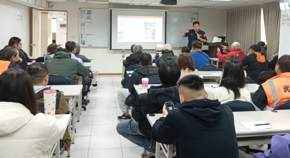 桃園市交通警察大隊表示新制上路後，請長輩們依據監理所寄發的「換照通知書」規定期限內前往辦理即可。