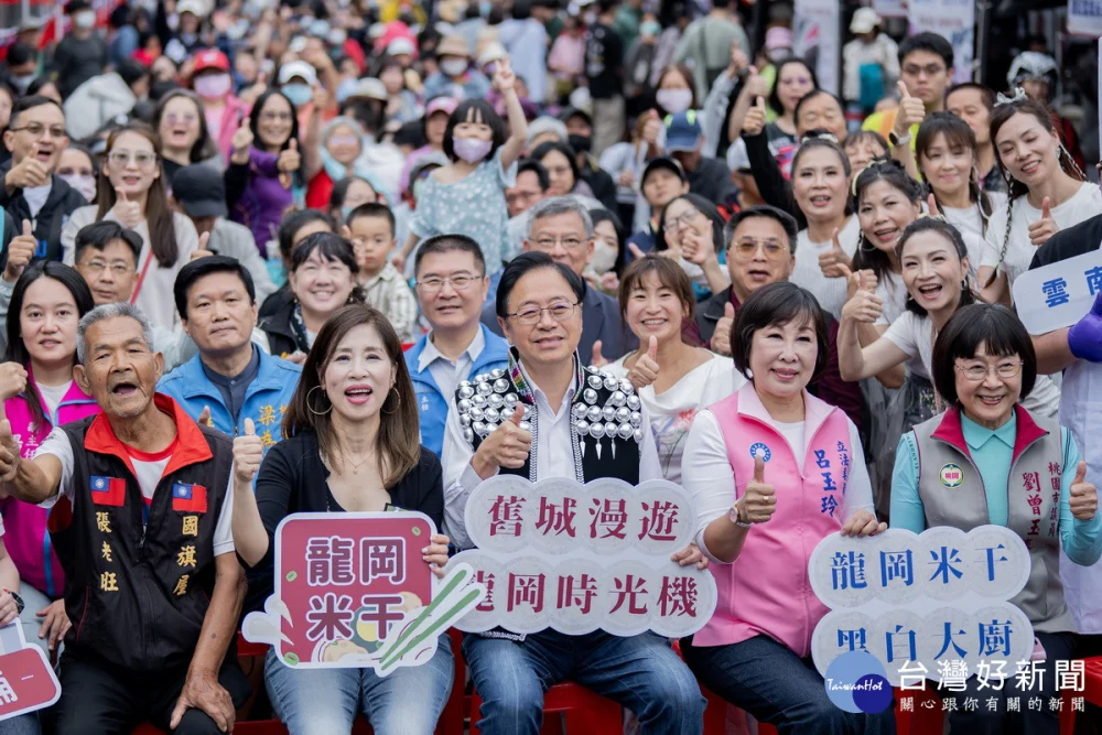 桃園市長張善政出席「115年桃園龍岡米干節」活動與大家合影。