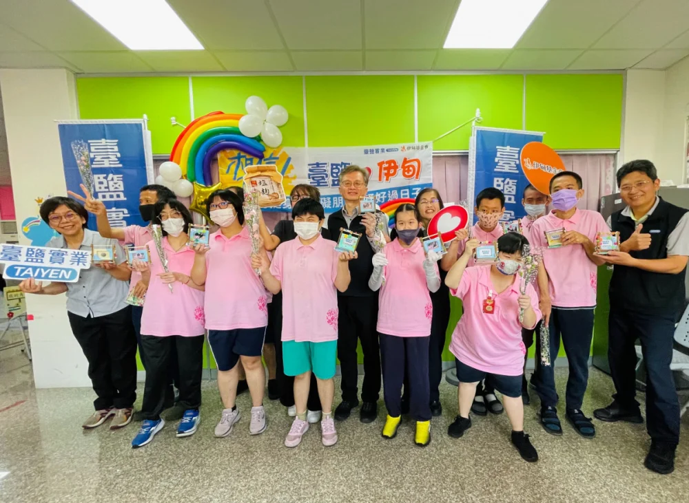 響應伊甸公益行動，臺鹽公司總經理李杰翰（中）、副總經理洪雅萍（後排右3）