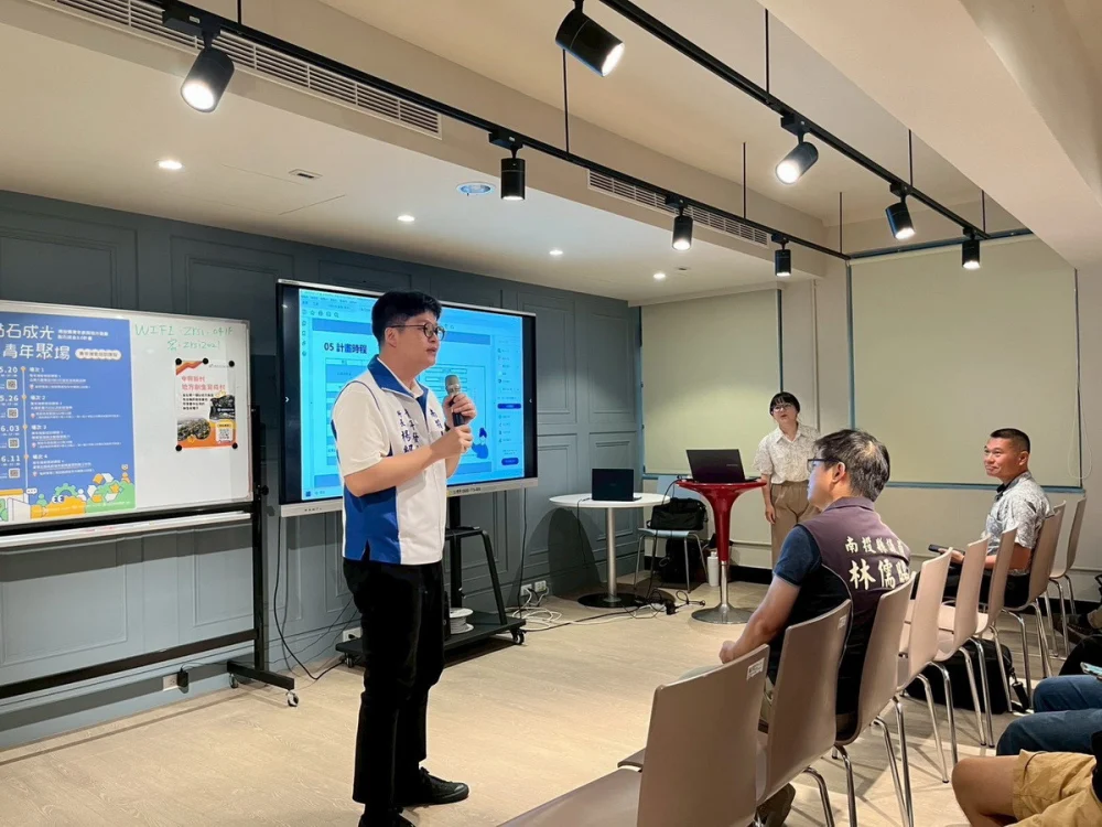 首場說明會在中興新村舉辦，楊所長歡迎青年參與。（青發所提供）