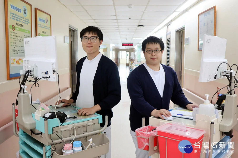 部桃白衣傳承，母子三人接力守護生命。哥哥王明仁（右）弟弟王明方（左）