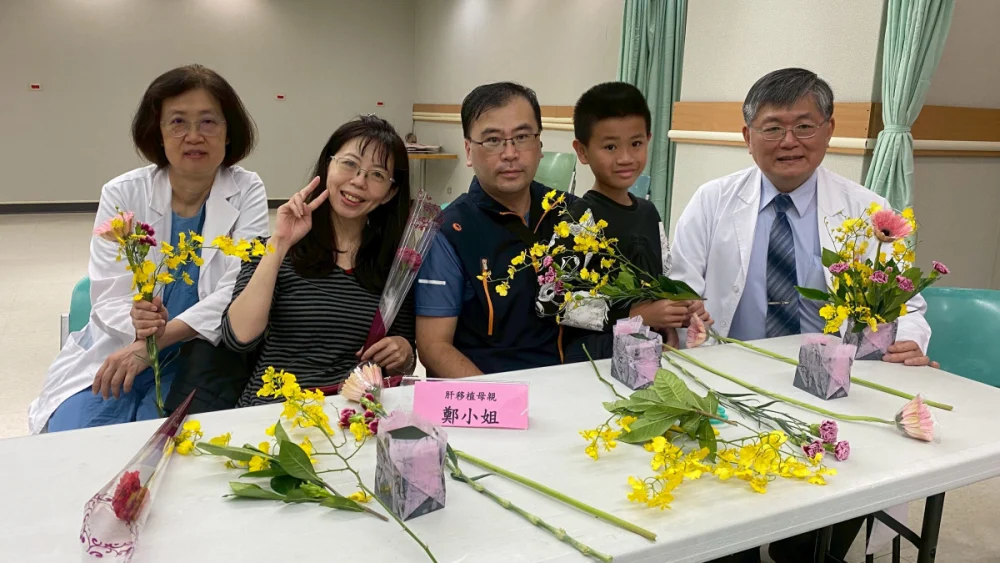 林口長庚跨專科醫療團隊攜手守護肝移植媽媽與新生兒健康，右1為李威震副院長，左1為土城醫院婦產科趙安祥主任。（林口長庚醫院提供）