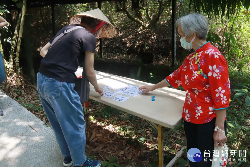 大家來說客語闖關。(記者扶小萍攝)