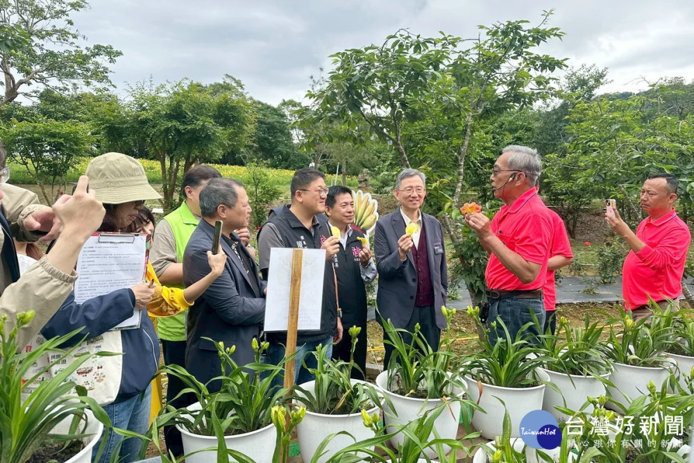 桃園市副市長王明鉅與貴賓們一起參加「2026花現台七-繡球金針農遊趣」活動。