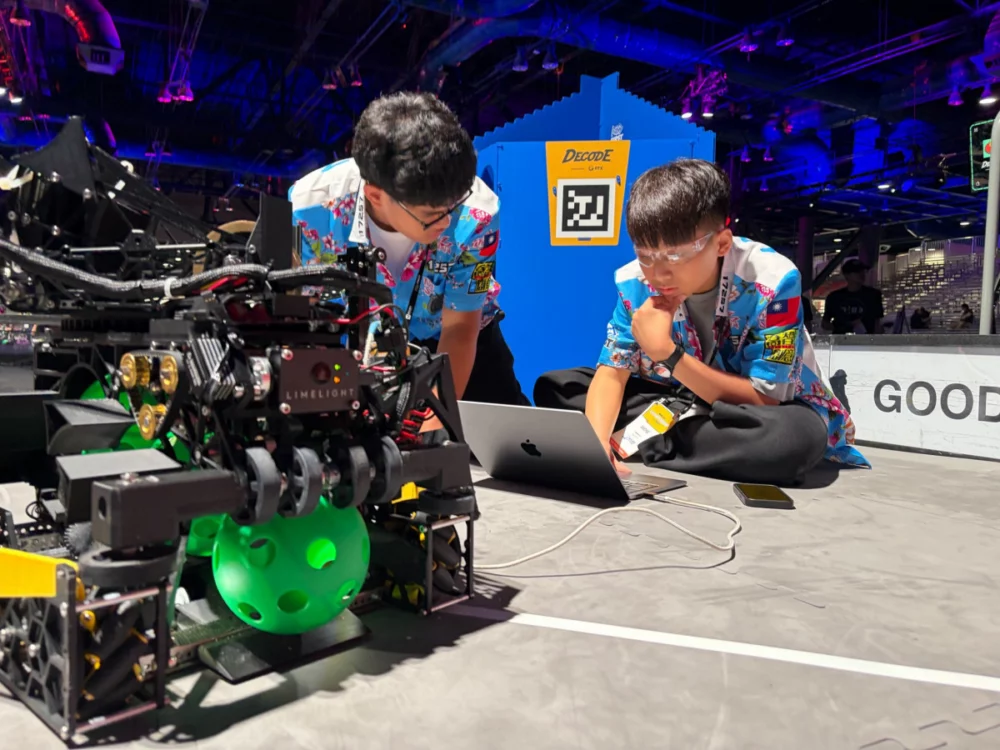  Team 17257 GoBuilder.GC跨校聯隊於比賽現場進行機器人調整、維修與策略討論。（圖／Team 17257 GoBuilder.GC）