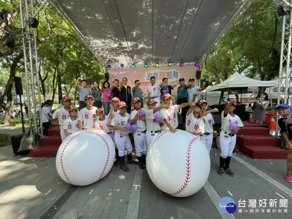 五月瘋藍莓台中草悟道登場，吸引大批民眾體驗。