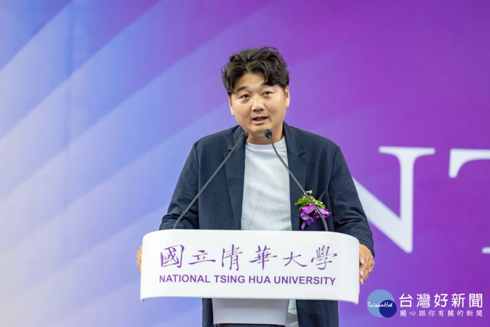 中華職棒樂天桃猿總教練曾豪駒受邀致詞，勉勵畢業生。