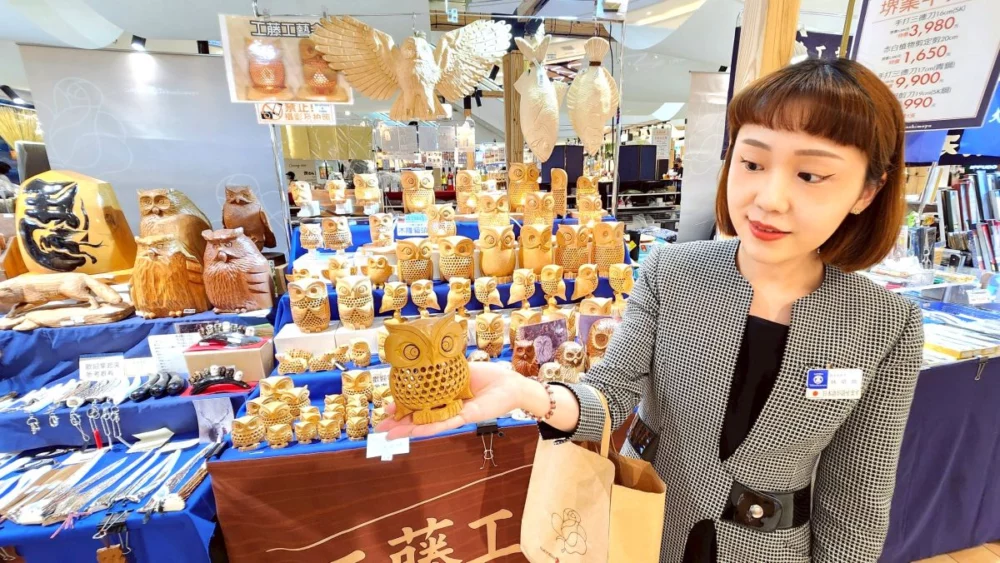 圖／大葉高島屋「夏日和風祭」，推出日本特色工藝品，「工藤工藝舍」有多款簍空貓頭鷹，手工打造，非常精緻。（大葉高島屋提供）