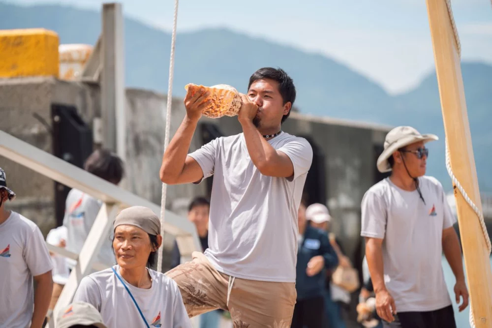 圖／船員以海螺聲迎風報訊，傳遞南島航海精神。（臺東縣政府提供）