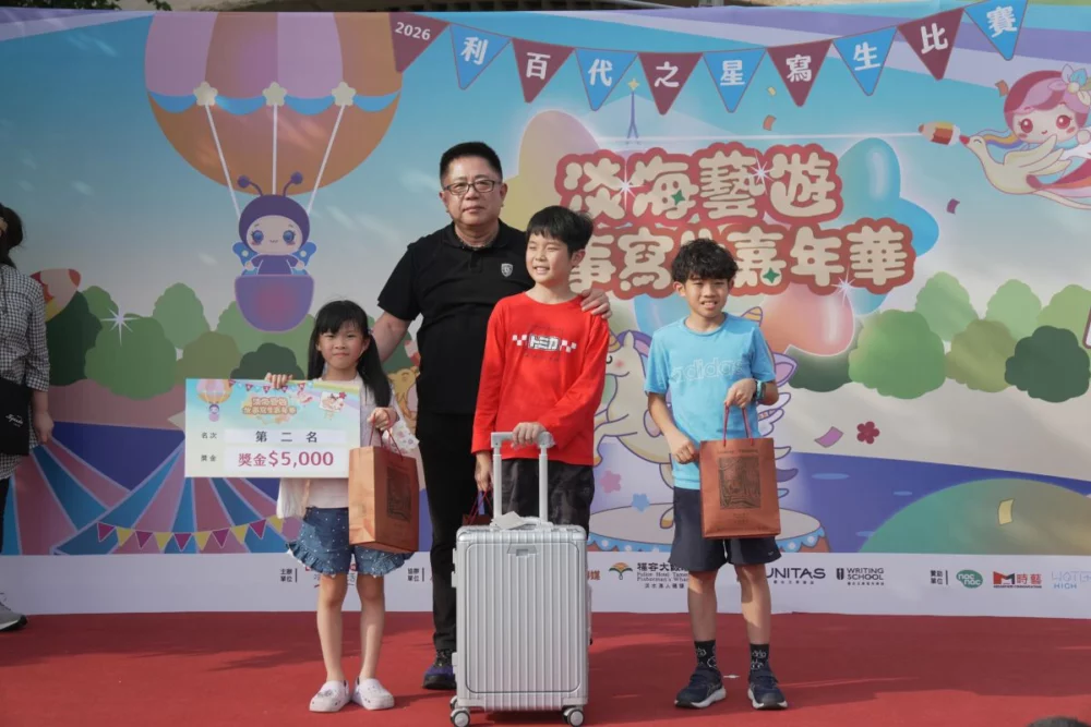 圖/利百代總經理張正昇頒發第二名Liberty行李箱獎項、文具組和獎金5000元。(利百代提供)