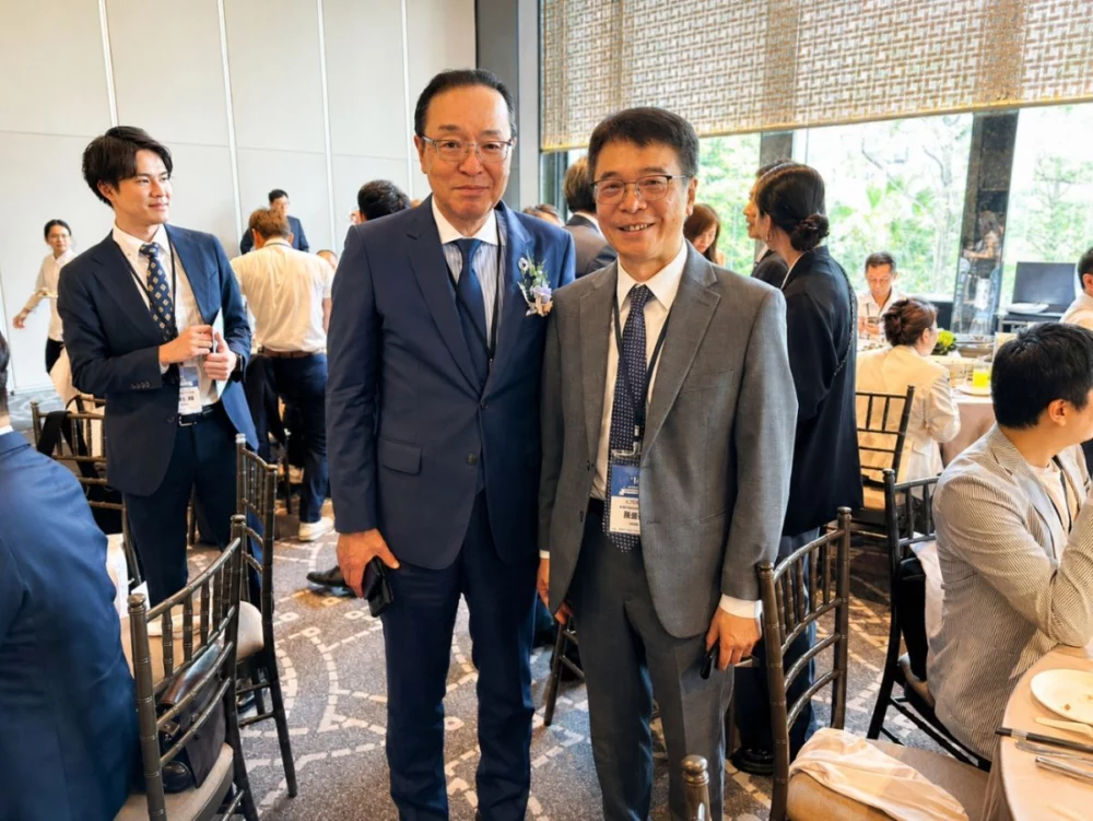 圖/(左) 株式會社熊本銀行 坂本 俊宏 總裁,(右) 不動產業者陳振興先生合影留念。(福岡銀行提供)