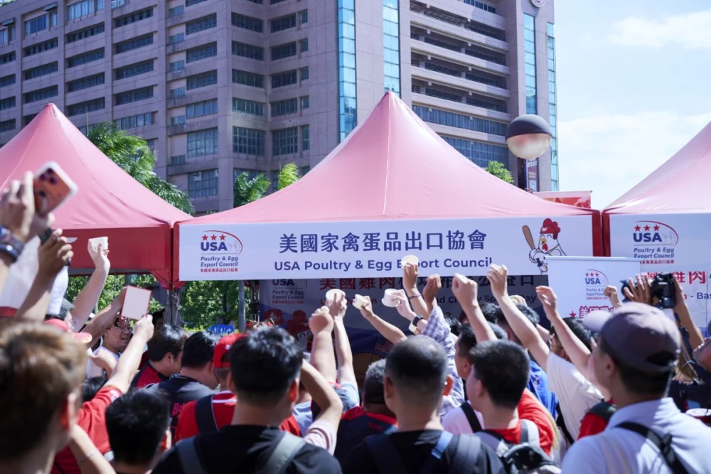 圖／「美國雞肉攤位」於兩日活動期間吸引眾多球迷熱情參與，民眾透過「填問卷做公益」支持偏鄉少棒隊，同時認識美國雞肉的特色與優勢，現場互動踴躍、人潮絡繹不絕！（美國家禽蛋品出口協會提供）