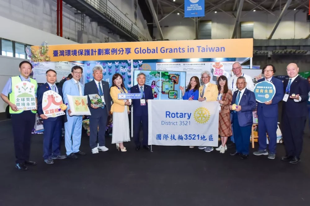 圖／計畫主持人金文徵、扶輪總部地區獎助金專員王嫺梅、前總監許仁華、總監當選人林碧堂、總監提名人黄皎烈、總監提名人指定人陳志清、韓國前國際基金主委李鍾烈、地區扶輪基金主委馬靜如及國外友人等，對於成果展示都高度肯定。(台北華朋扶輪社提供)