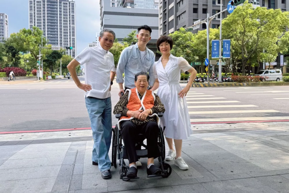 93歲阿環小姐上陣宣導　新北推交通安全抽好禮