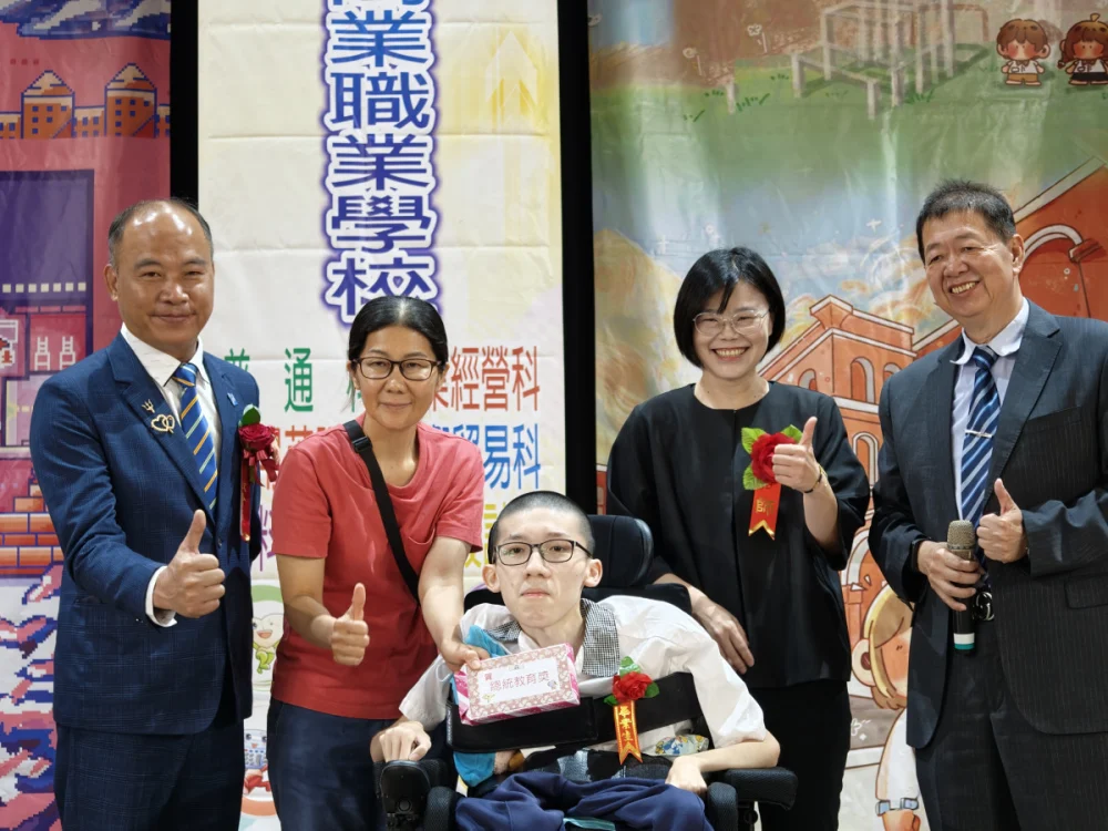 重殘父與罕病子攜手求學路 嘉商郭健安獲總統教育獎