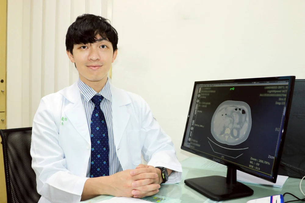 張堯任醫師提醒右上腹若反覆出現悶痛，務必提高警覺
