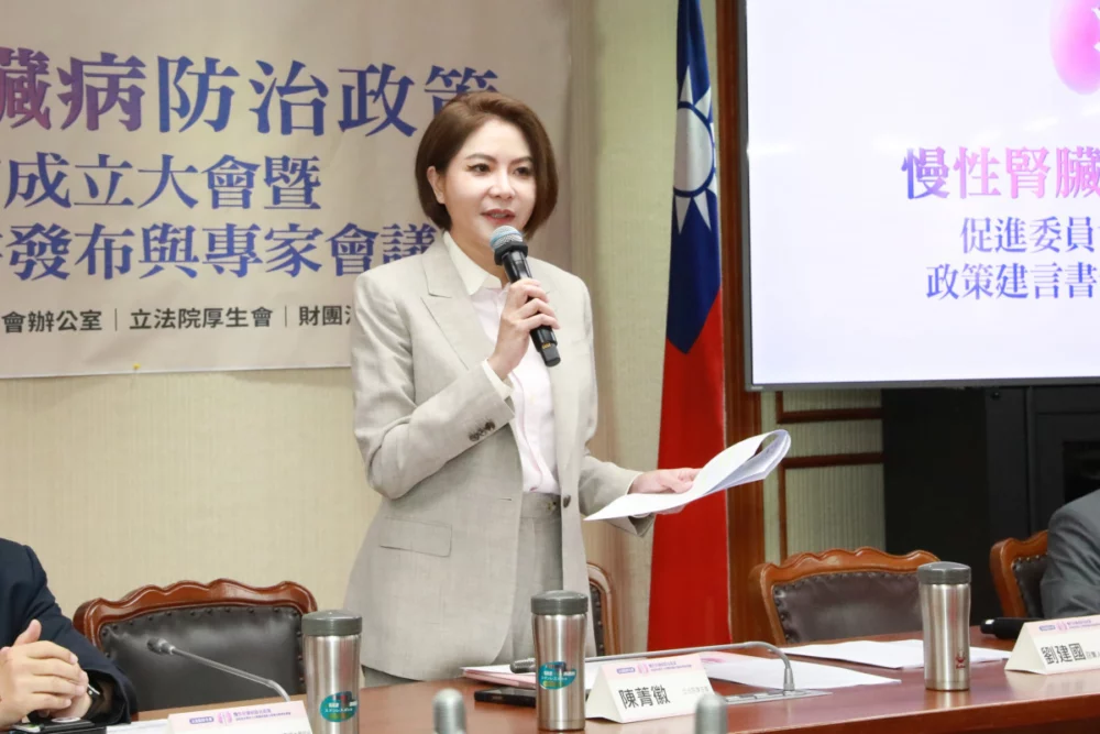 立法院厚生會會長陳菁徽表示，慢性腎臟病早期多無症狀，成人健檢應逐步導入UACR檢測，提升高風險族群早期辨識與追蹤。