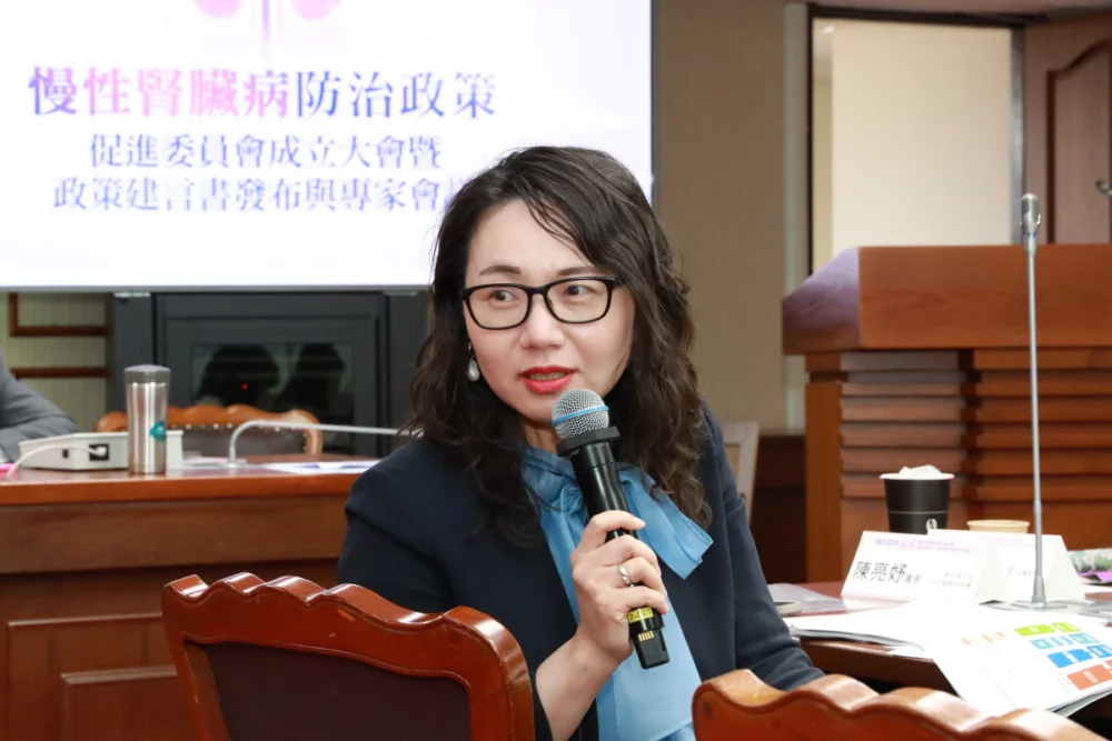 衛生福利部中央健康保險署署長陳亮妤表示，國內透析新增人數已連續三年下降，健保署也已將SGLT2i納入給付，未來將持續優化給付規定，推動腎病照護再升級。