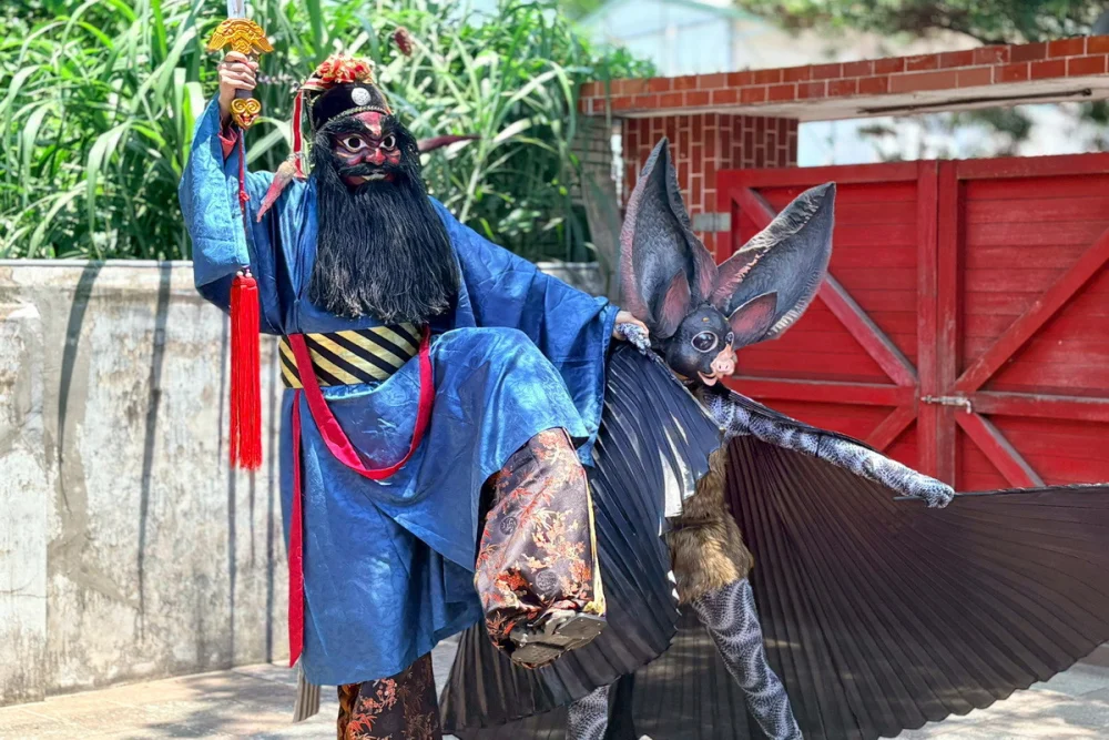 駐村藝術家光鍊劇團開幕演出-鍾馗賜福。


” style=”width:100%; height:auto; display: black;”/></p>
<figcaption id=