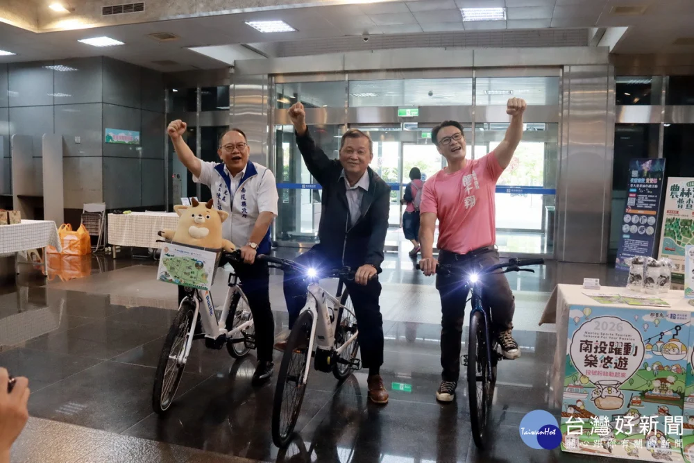 活動推出水陸空玩法,讓遊客盡興。(記者扶小萍攝)