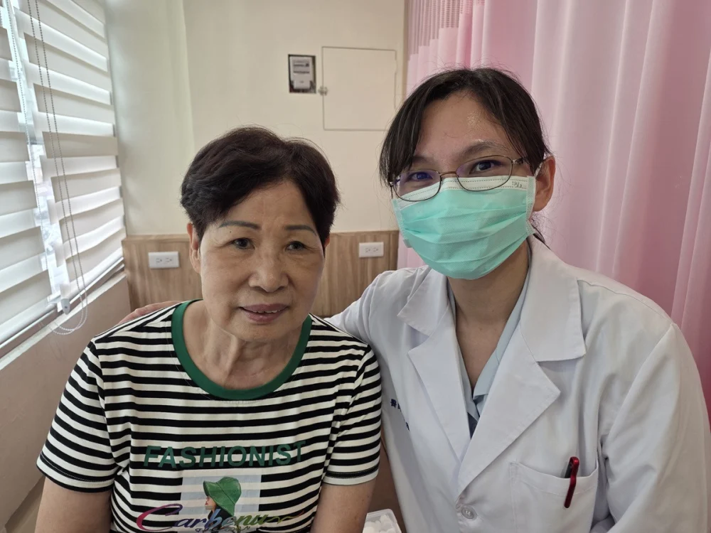 75歲婦車禍腦出血左眼癱瘓   員生中醫「精準針灸」重見光明