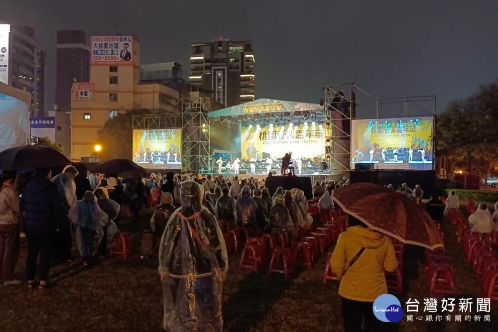 桃園市政府秀出2021年前市長鄭文燦任內相片,也是冒雨舉辦桃園管樂嘉年華。