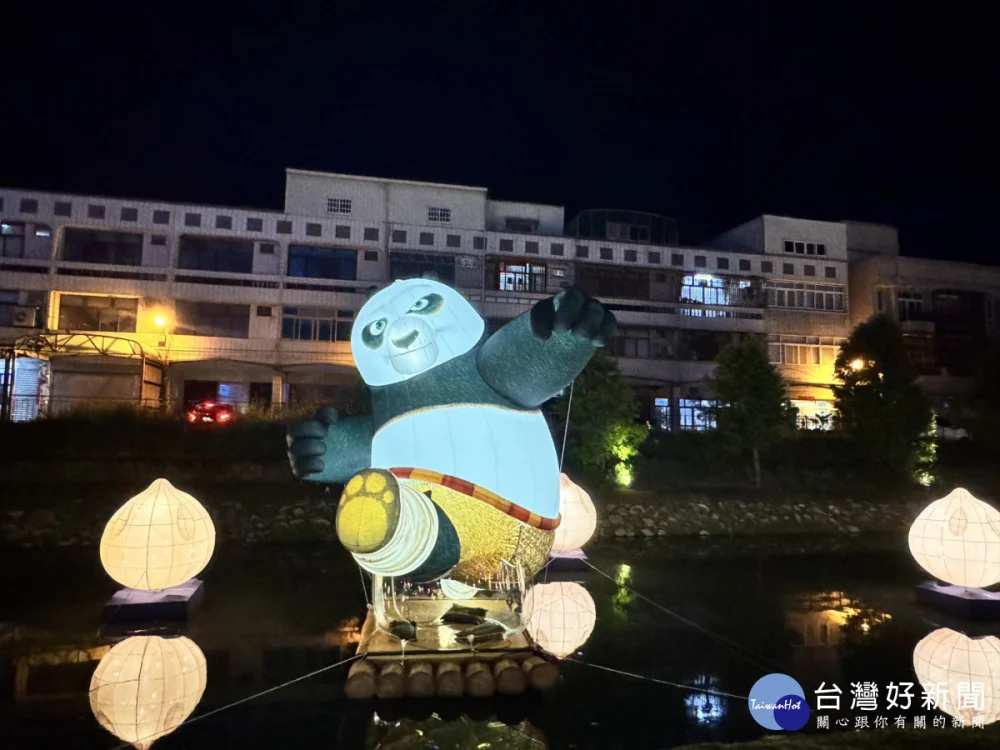 功夫熊貓現身鹿港！小鎮光影藝術節璀璨開燈 點亮夏日夜空（功夫貓熊造型）。圖／彰化縣政府提供
