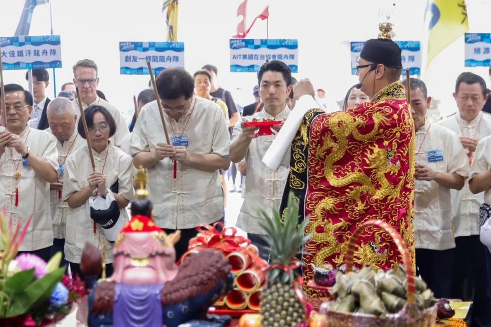 臺北市長蔣萬安與國內外貴賓於北投洲美里屈原宮舉行點睛暨祭江大典。
