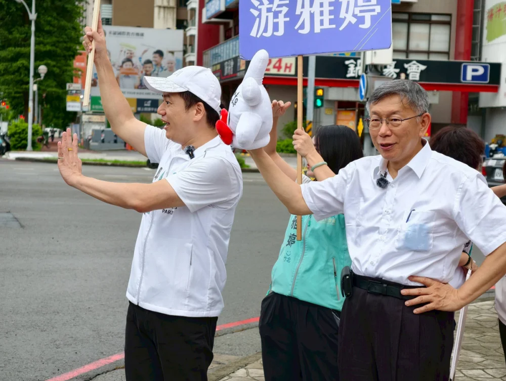 柯文哲陪伴竹北市長候選人邱臣遠，以及民眾黨在大新竹地區提名的議員、代表參選人團隊，站上街頭路口向市民朋友拜票。