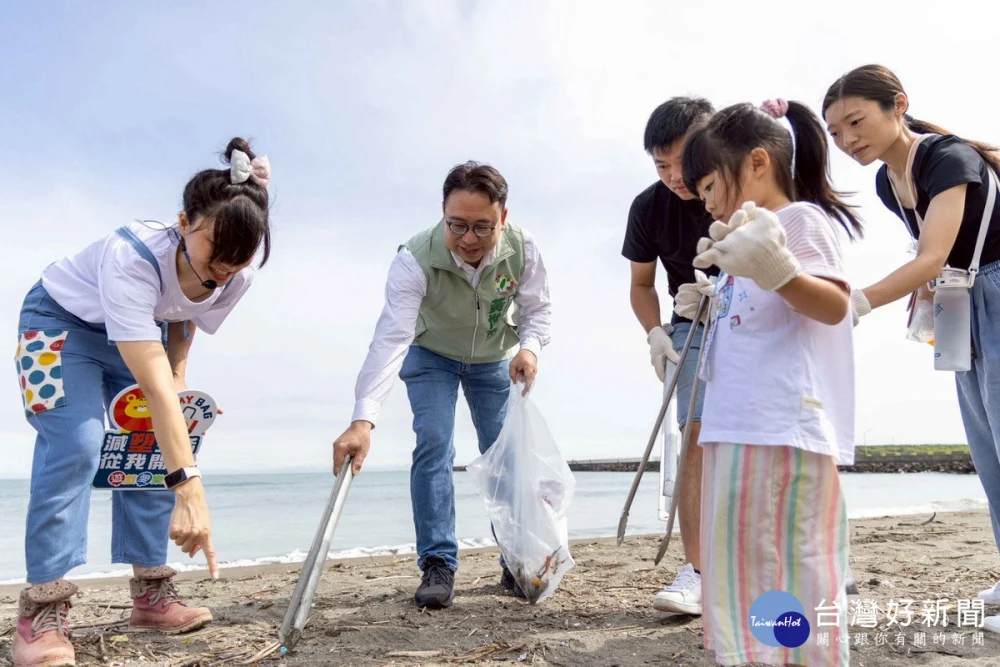 民進黨桃園市長參選人黃世杰出席大園海岸淨灘活動。