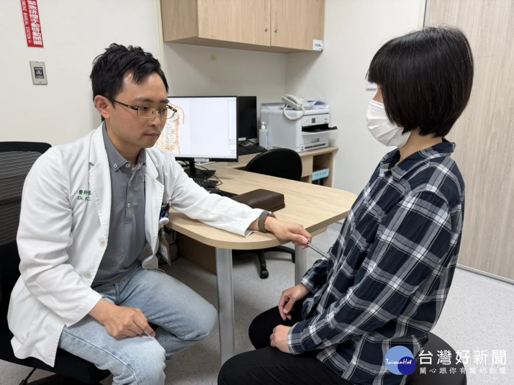 郭醫師建議可透過按壓穴道來協助緩解不適。(圖非當事人)