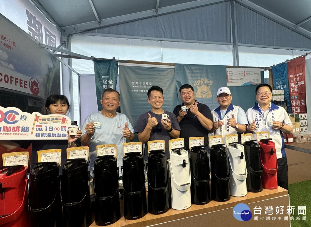 王副縣長等到咖啡攤位品全國咖啡烘焙冠軍豆。（記者扶小萍攝）