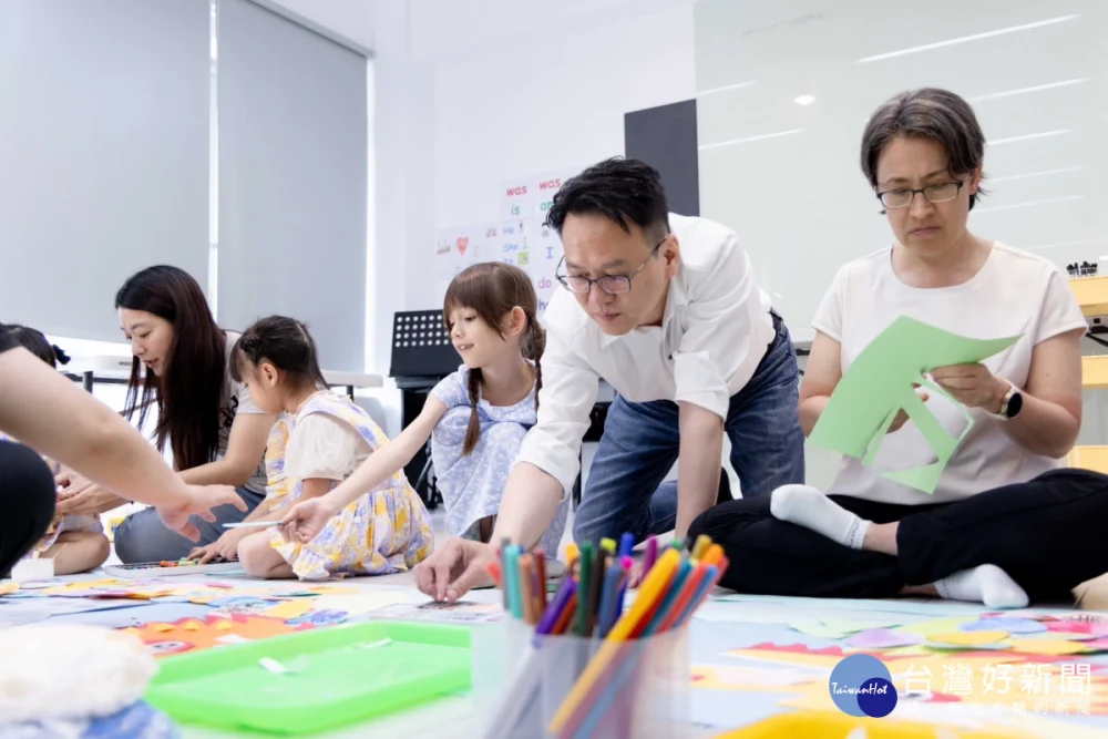 莊競程與蕭美琴陪孩子動手製作貓咪划龍舟勞作。