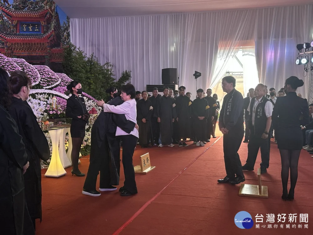 盧秀燕市長上前給許淑華一個擁抱。(記者扶小萍攝)