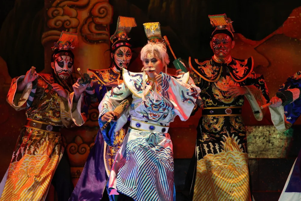 明華園戲劇總團帶來經典歌仔戲《劉全進瓜》，以精湛演技與華麗舞台呈現傳統戲曲魅力。





” style=”width:100%; height:auto; display: black;”/></p>
<figcaption id=