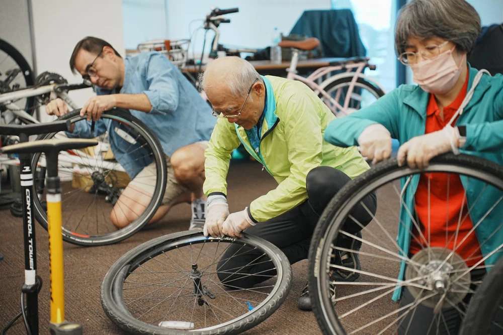 第一線的「領騎員」角色更顯關鍵。他們不僅是協助車友安全完騎的護航者,更是引領旅客深入認識日月潭自然景觀、地方故事與旅遊魅力的在地帶路人。(圖/日管處提供)