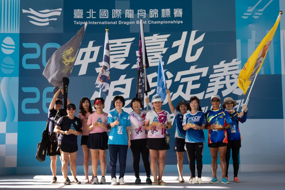 參與人數高達188位的小型龍舟常青女子組，前五名依序為SBeauty隊、DWD女龍隊、政大EMBA女神隊、京典水上玫瑰隊、三腳渡隊女子隊，選手於頒獎典禮合影留念。