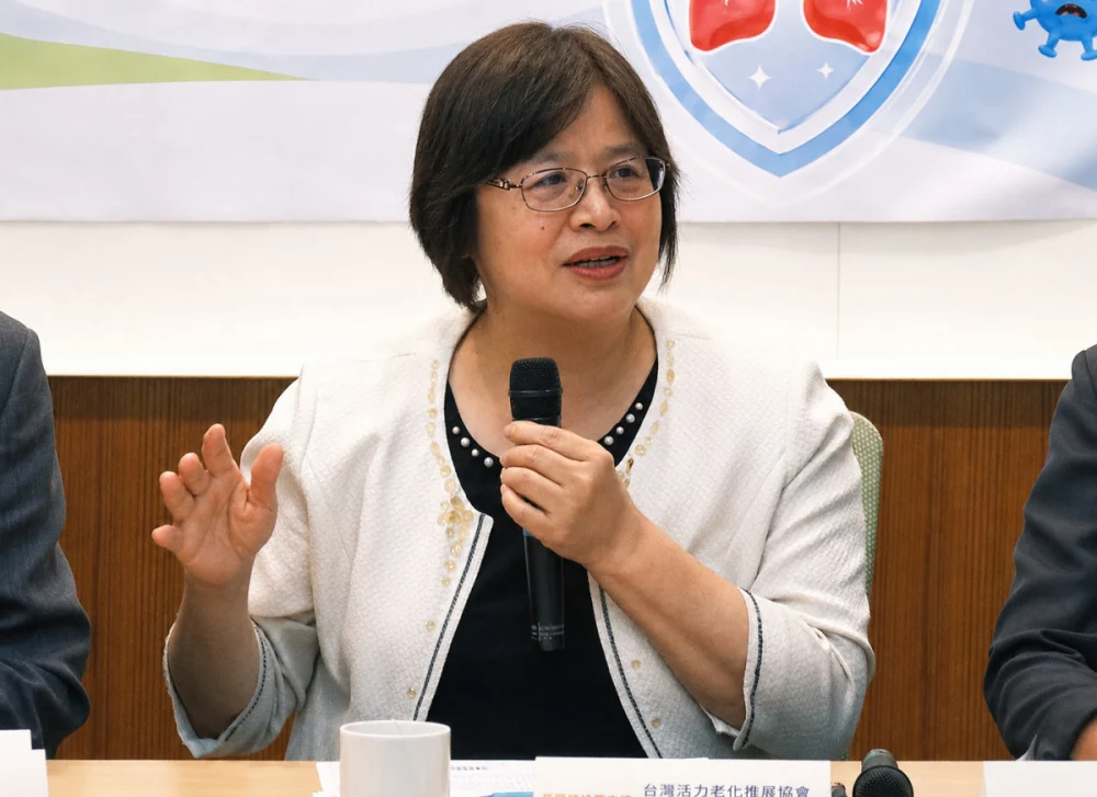 台灣活力老化協會吳玉琴理事長提醒，必須加強呼吸道感染輕症攔截、避免重症。