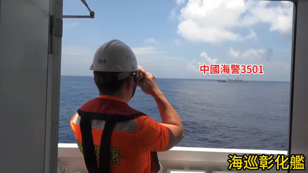 6月5日中國海警船「3501」闖入我國東沙限制水域，「巡護九號」不畏挑釁併航監控、強勢驅離，後續由海巡「彰化艦」併航監控對峙。（圖／資料照片，圖源：海洋委員會海巡署）