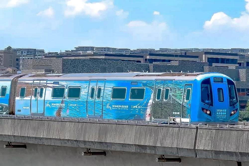 35公里桃園珍珠海岸「穿」在列車上 地景藝術節桃捷彩繪列車啟航