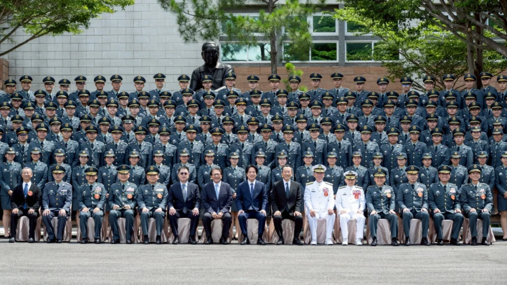 賴清德在軍校院聯合畢典重申「中華民國與中國互不隸屬」 國民黨:別把國軍當「新兩國論」宣揚工具