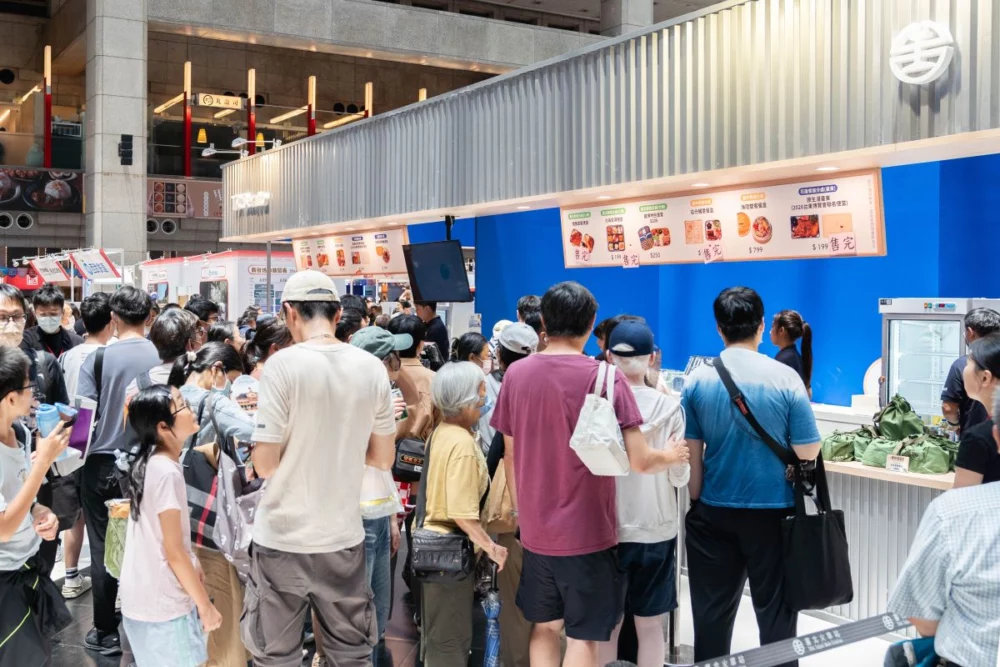 圖／「東博限定便當」熱銷告捷，臺北車站臺鐵便當攤位前大排長龍，不少民眾專程排隊搶購，展現臺東山海風味的高人氣。（臺東縣政府提供）