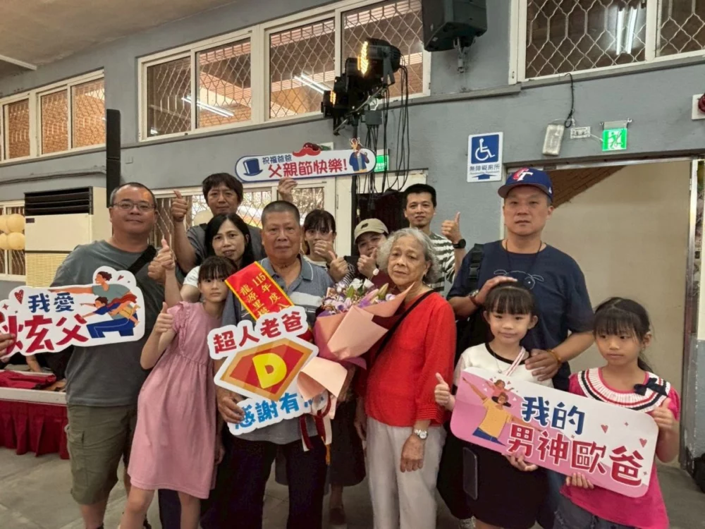 圖/龍源里模範父親。(八里區公所提供)